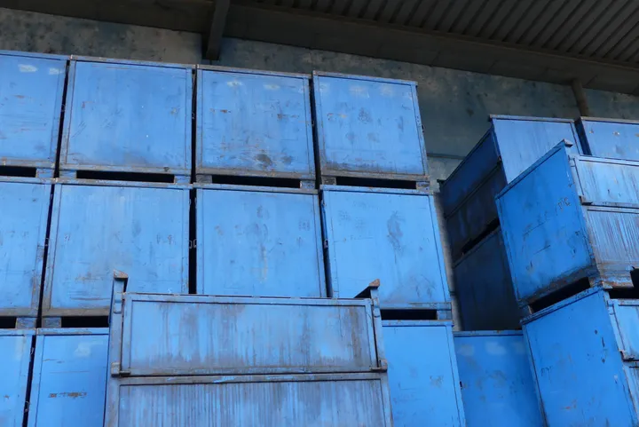 15x Industriebehälter/Metallcontainer (ölverschmiert)